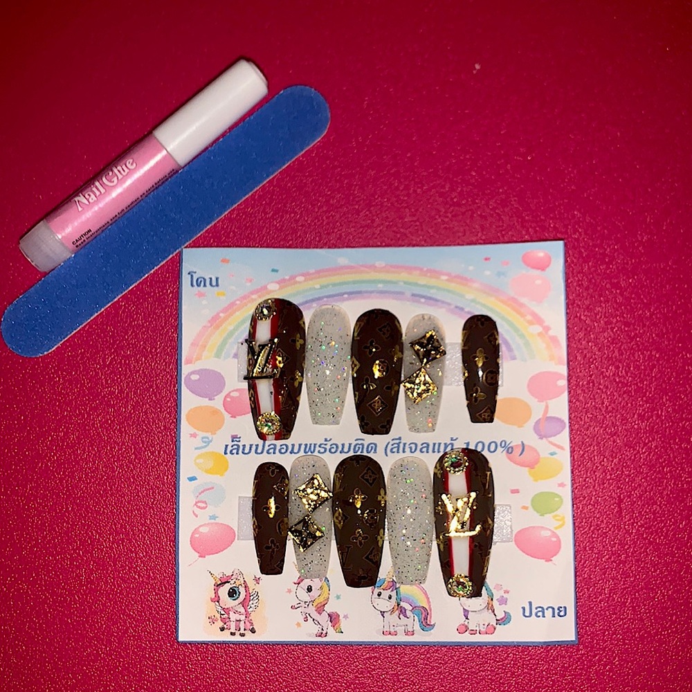 - Fashion Designer Nails